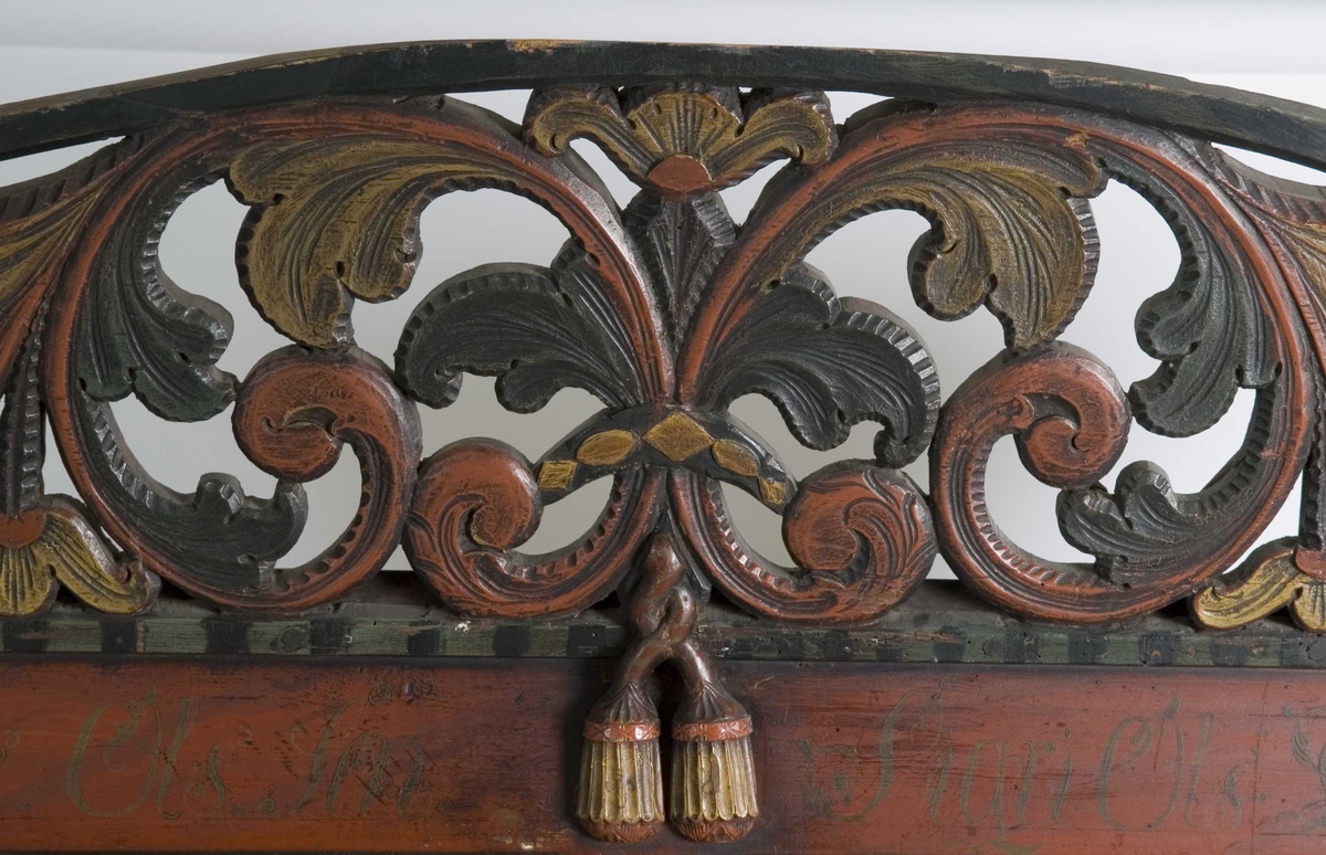 Framskap på fire dreide ben. Dekorert med marmorering, utskårne klassisistiske motiv og krone med gjennombrutt akantusranke.