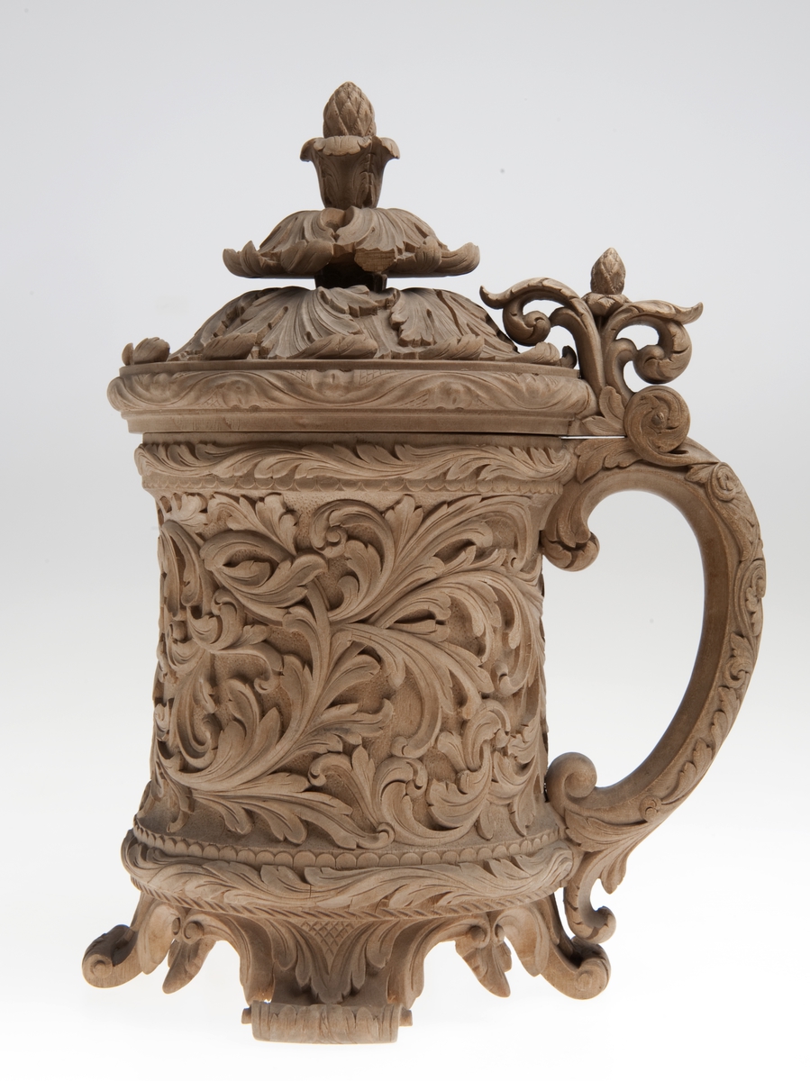 Drikkekanne med utskåret akantusmotiv.