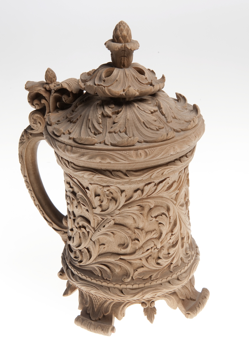 Drikkekanne med utskåret akantusmotiv.