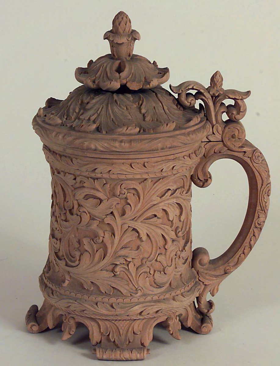 Drikkekanne med utskåret akantusmotiv.