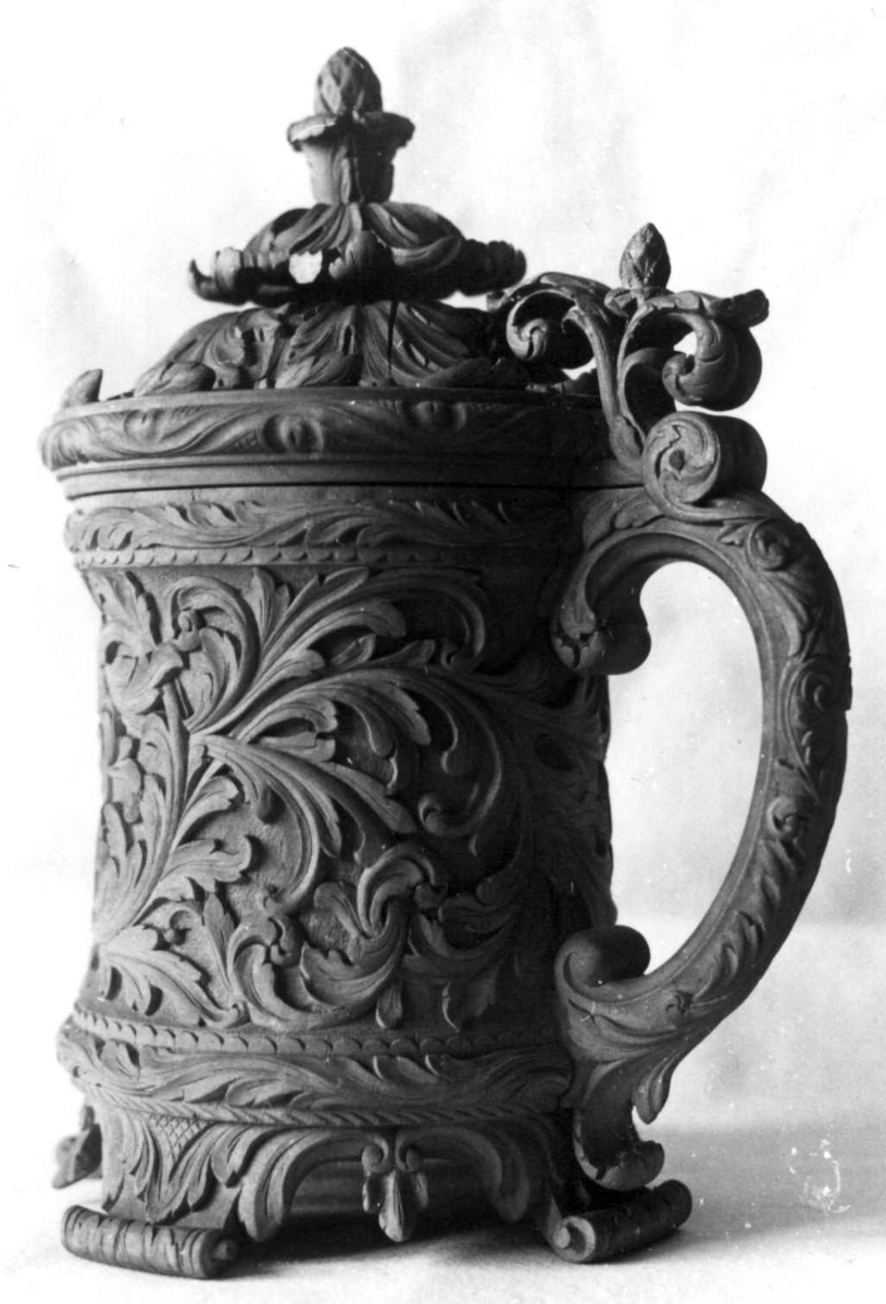 Drikkekanne med utskåret akantusmotiv.