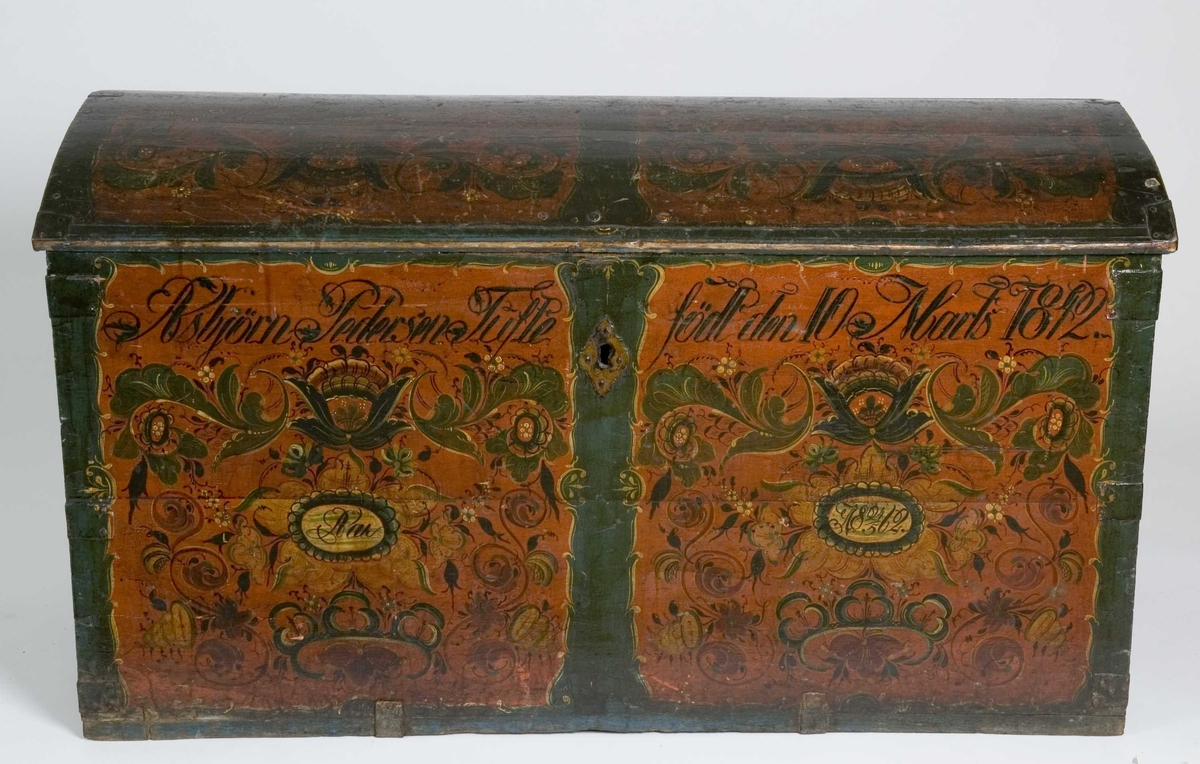 Buet lokk, rosemalt.