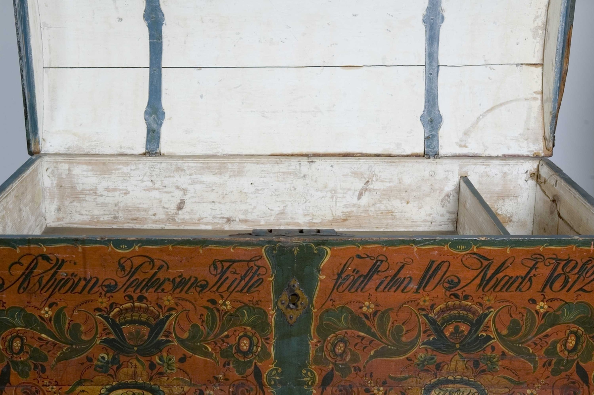 Buet lokk, rosemalt.