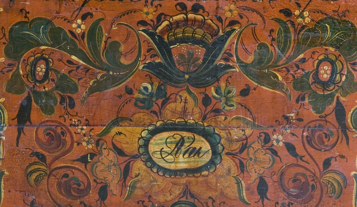 Buet lokk, rosemalt.