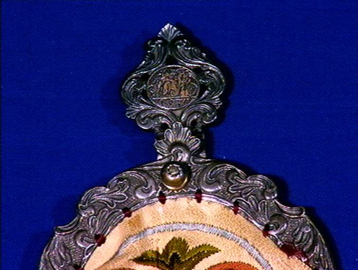 Løslomme i skinn med lås av messing og flerfarget brodert dekor,