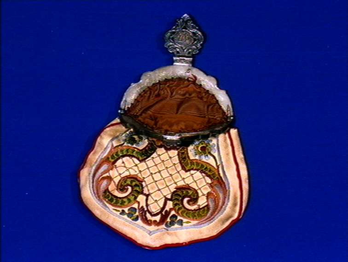 Løslomme i skinn med lås av messing og flerfarget brodert dekor,