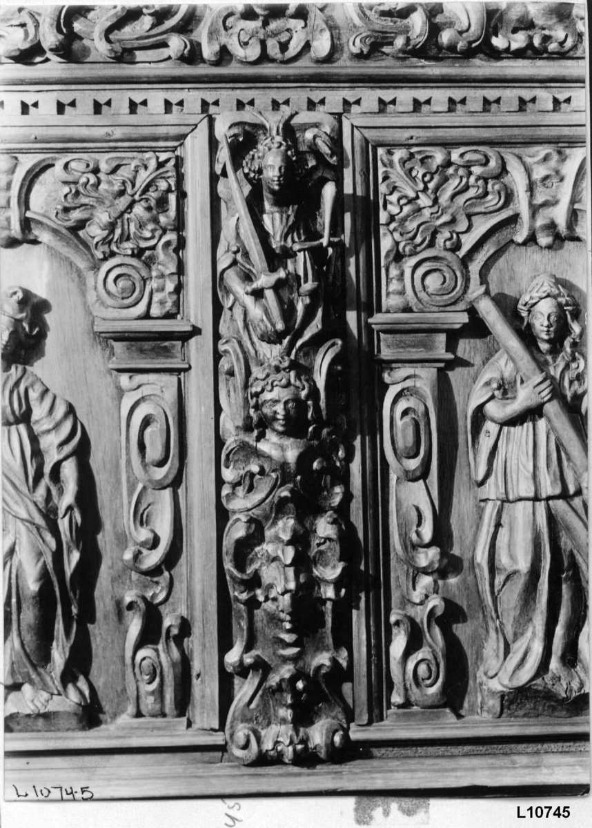 Himmelseng i fem deler, sidevanger, kortsider og tak. Kortsidene er rikt utskåret med Adam og Eva som sengestolper i front. Flere figurer og ornamentale utskjæringer.