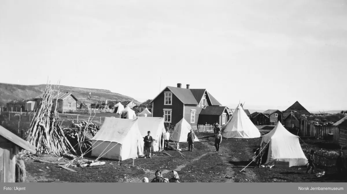 Jernbanestikking i Finnmark : teltleir ved bebyggelsen i Karlebotn