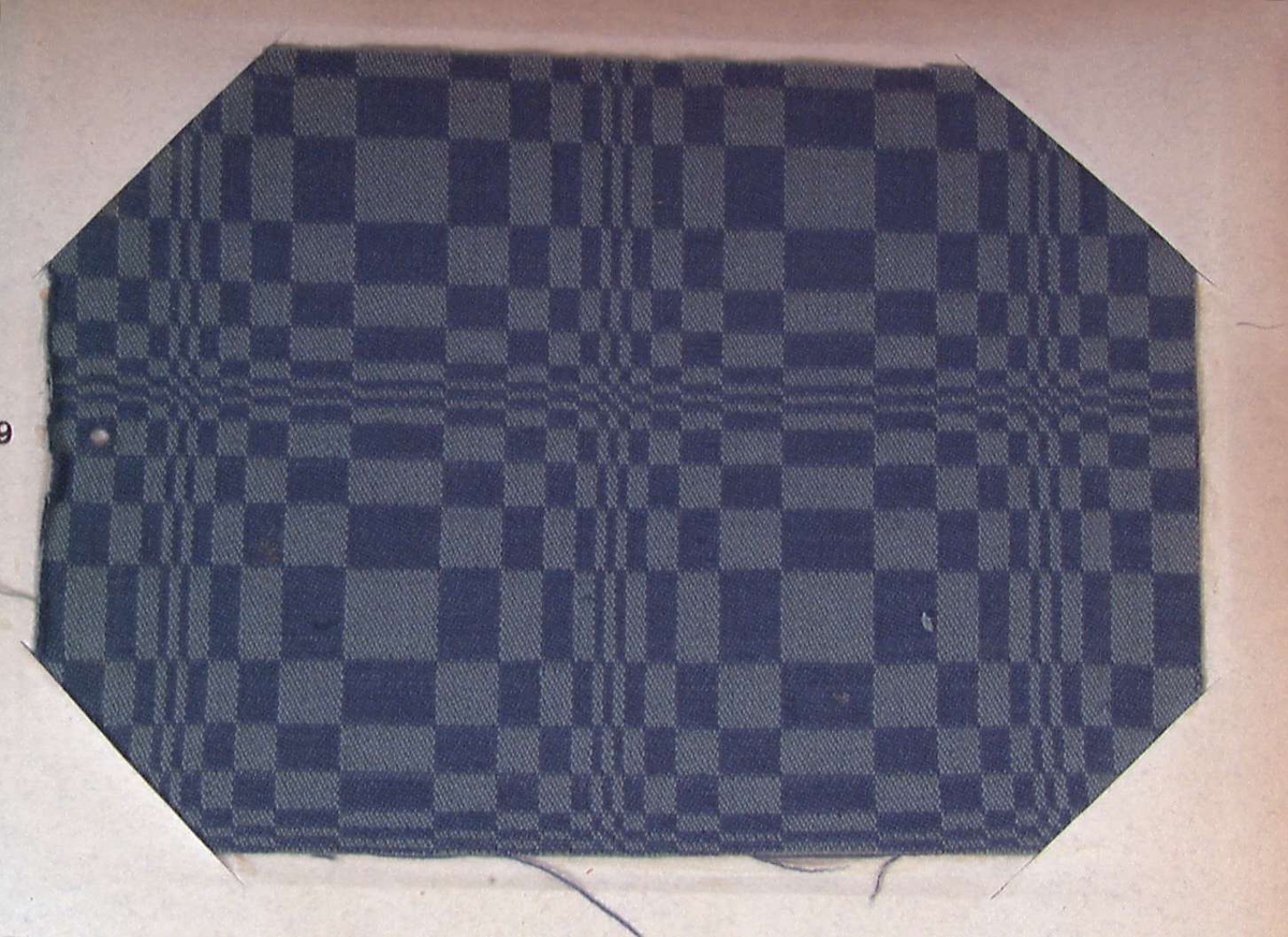 Bok med prøver på møbelstoff