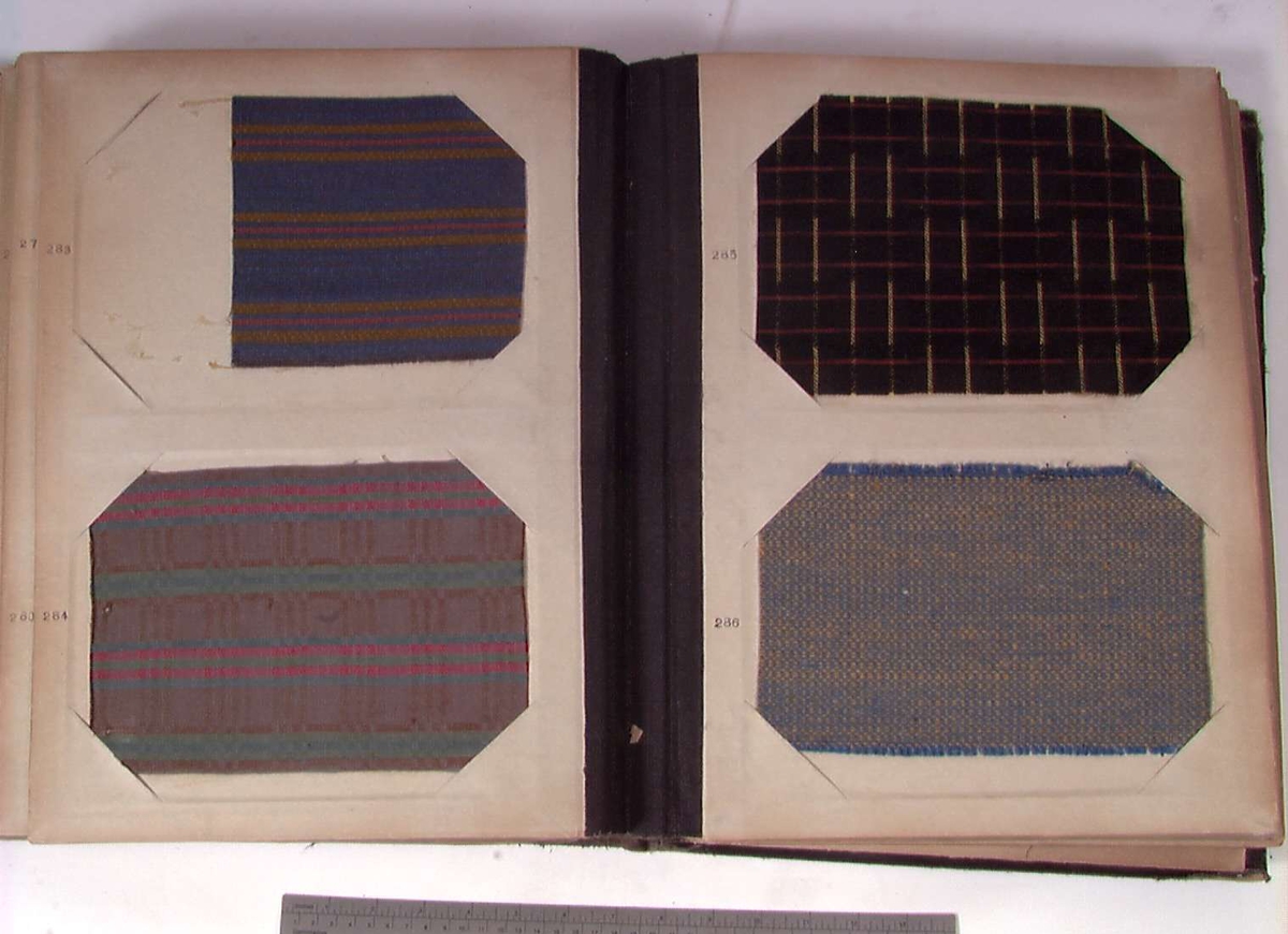 Bok med prøver på møbelstoff