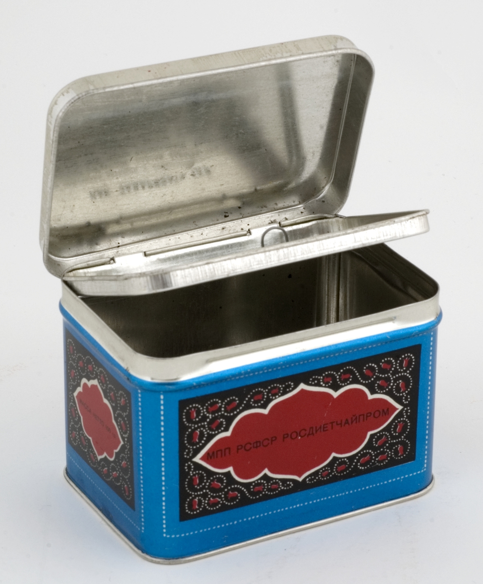 Tebokser i metallblikk med påtrykt dekor og kyrillisk skrift.