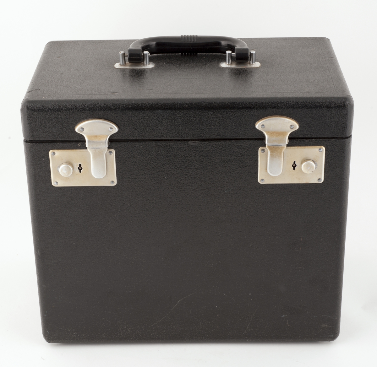 Symaskin med monterbar pedal i svart koffert. Løs innsats i kofferten med sysaker og instruksjonshefte. 