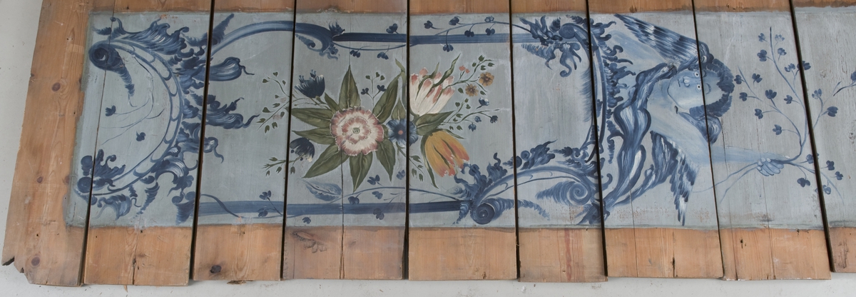 Rom fra Li 

Himling:
Himlingen har dekormalerier i rokokko av engler, blomster- og fruktranker.
Den består av 66  bord, nummerert fra 1-54. 12 av bordene er skjøtet og består av 2 likt nummererte deler. Dette gjelder bord med følgende nummer: 33, 34, 35, 36, 39, 40,41, 42, 43, 44, 45, 54. Himlingen er videre delt i to seksjoner; Bord 1-28 og 29-54. Seksjon 1-28 har 3 seksjoner med dekormalerier og er 265 cm bred, mens 29-54 har 4 seksjoner dekormalerier og er 345 cm bred.

Brystning:
Fyllingspanel, 8 plater med dekormalte speil hvorav 5 stk. er ca 300 cm brede. 1 plate 204 cm bred. 1 plate 162 cm bred og 1 er 178. Høyde 79.

Listverk: 
Store mengder listverk i forskellige dimensjoner. Mange av listene er marmorerte og mye er brukt til å kle takbjelker.

Dører, vinduer og karmer: 
- 2 stk. fyllingsdører med karmer og beslag, hvor en har terskel og gerikter monert fast på karmen. 
- 3 stk. vinduskarmer med påmontert gerikter. 6 tilhørende vindusrammer.

Tapeter:
Håndkolorert tapet bestående av 16 deler i varierende størrelse. Tapetet er malt på lerret, og de større stykkene består av flere deler som er sydd sammen. 10 av de 16 delene er montert på masoniteplater med papir mellom tapetet og platen. Resten er rullet. 6 av platene er 174 cm høye og 104 cm brede. 4 plater er 16 cm høye og 153 cm brede. Sammenrullet tapeter er ca 165 cm høye. Av disse er ett stykke 5 m bredt, ett er 190 cm bredt,  ett er 132 cm bredt og ett mindre stykke er 110 cm bredt x 38 cm høyt. I tillegg kommer en rekonstruksjon på 30 cm bredde og en liten avrevet lapp.