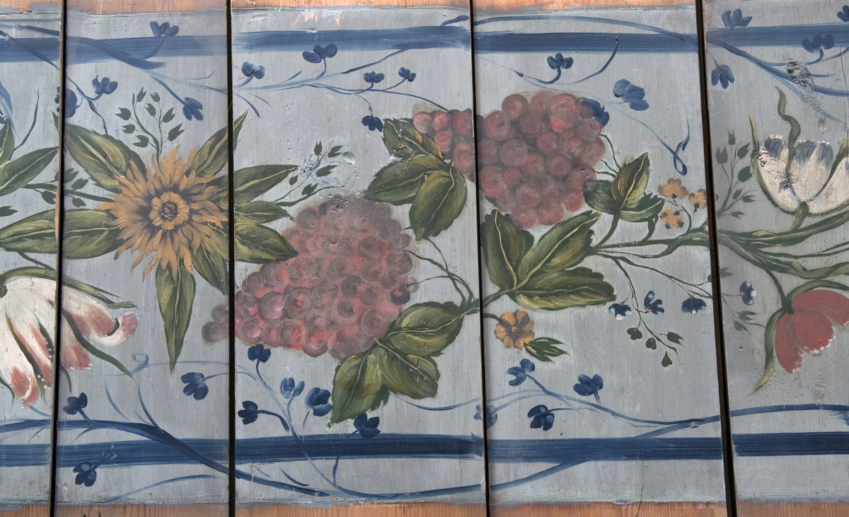 Rom fra Li 

Himling:
Himlingen har dekormalerier i rokokko av engler, blomster- og fruktranker.
Den består av 66  bord, nummerert fra 1-54. 12 av bordene er skjøtet og består av 2 likt nummererte deler. Dette gjelder bord med følgende nummer: 33, 34, 35, 36, 39, 40,41, 42, 43, 44, 45, 54. Himlingen er videre delt i to seksjoner; Bord 1-28 og 29-54. Seksjon 1-28 har 3 seksjoner med dekormalerier og er 265 cm bred, mens 29-54 har 4 seksjoner dekormalerier og er 345 cm bred.

Brystning:
Fyllingspanel, 8 plater med dekormalte speil hvorav 5 stk. er ca 300 cm brede. 1 plate 204 cm bred. 1 plate 162 cm bred og 1 er 178. Høyde 79.

Listverk: 
Store mengder listverk i forskellige dimensjoner. Mange av listene er marmorerte og mye er brukt til å kle takbjelker.

Dører, vinduer og karmer: 
- 2 stk. fyllingsdører med karmer og beslag, hvor en har terskel og gerikter monert fast på karmen. 
- 3 stk. vinduskarmer med påmontert gerikter. 6 tilhørende vindusrammer.

Tapeter:
Håndkolorert tapet bestående av 16 deler i varierende størrelse. Tapetet er malt på lerret, og de større stykkene består av flere deler som er sydd sammen. 10 av de 16 delene er montert på masoniteplater med papir mellom tapetet og platen. Resten er rullet. 6 av platene er 174 cm høye og 104 cm brede. 4 plater er 16 cm høye og 153 cm brede. Sammenrullet tapeter er ca 165 cm høye. Av disse er ett stykke 5 m bredt, ett er 190 cm bredt,  ett er 132 cm bredt og ett mindre stykke er 110 cm bredt x 38 cm høyt. I tillegg kommer en rekonstruksjon på 30 cm bredde og en liten avrevet lapp.
