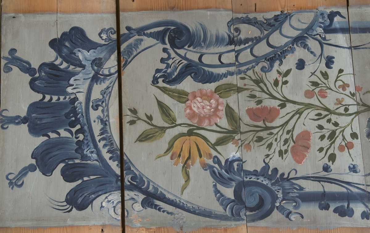 Rom fra Li 

Himling:
Himlingen har dekormalerier i rokokko av engler, blomster- og fruktranker.
Den består av 66  bord, nummerert fra 1-54. 12 av bordene er skjøtet og består av 2 likt nummererte deler. Dette gjelder bord med følgende nummer: 33, 34, 35, 36, 39, 40,41, 42, 43, 44, 45, 54. Himlingen er videre delt i to seksjoner; Bord 1-28 og 29-54. Seksjon 1-28 har 3 seksjoner med dekormalerier og er 265 cm bred, mens 29-54 har 4 seksjoner dekormalerier og er 345 cm bred.

Brystning:
Fyllingspanel, 8 plater med dekormalte speil hvorav 5 stk. er ca 300 cm brede. 1 plate 204 cm bred. 1 plate 162 cm bred og 1 er 178. Høyde 79.

Listverk: 
Store mengder listverk i forskellige dimensjoner. Mange av listene er marmorerte og mye er brukt til å kle takbjelker.

Dører, vinduer og karmer: 
- 2 stk. fyllingsdører med karmer og beslag, hvor en har terskel og gerikter monert fast på karmen. 
- 3 stk. vinduskarmer med påmontert gerikter. 6 tilhørende vindusrammer.

Tapeter:
Håndkolorert tapet bestående av 16 deler i varierende størrelse. Tapetet er malt på lerret, og de større stykkene består av flere deler som er sydd sammen. 10 av de 16 delene er montert på masoniteplater med papir mellom tapetet og platen. Resten er rullet. 6 av platene er 174 cm høye og 104 cm brede. 4 plater er 16 cm høye og 153 cm brede. Sammenrullet tapeter er ca 165 cm høye. Av disse er ett stykke 5 m bredt, ett er 190 cm bredt,  ett er 132 cm bredt og ett mindre stykke er 110 cm bredt x 38 cm høyt. I tillegg kommer en rekonstruksjon på 30 cm bredde og en liten avrevet lapp.