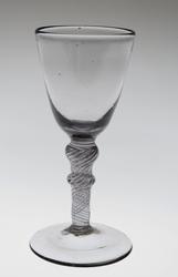 Glass fra Nøstetangen glassverk på Norsk Folkemuseum