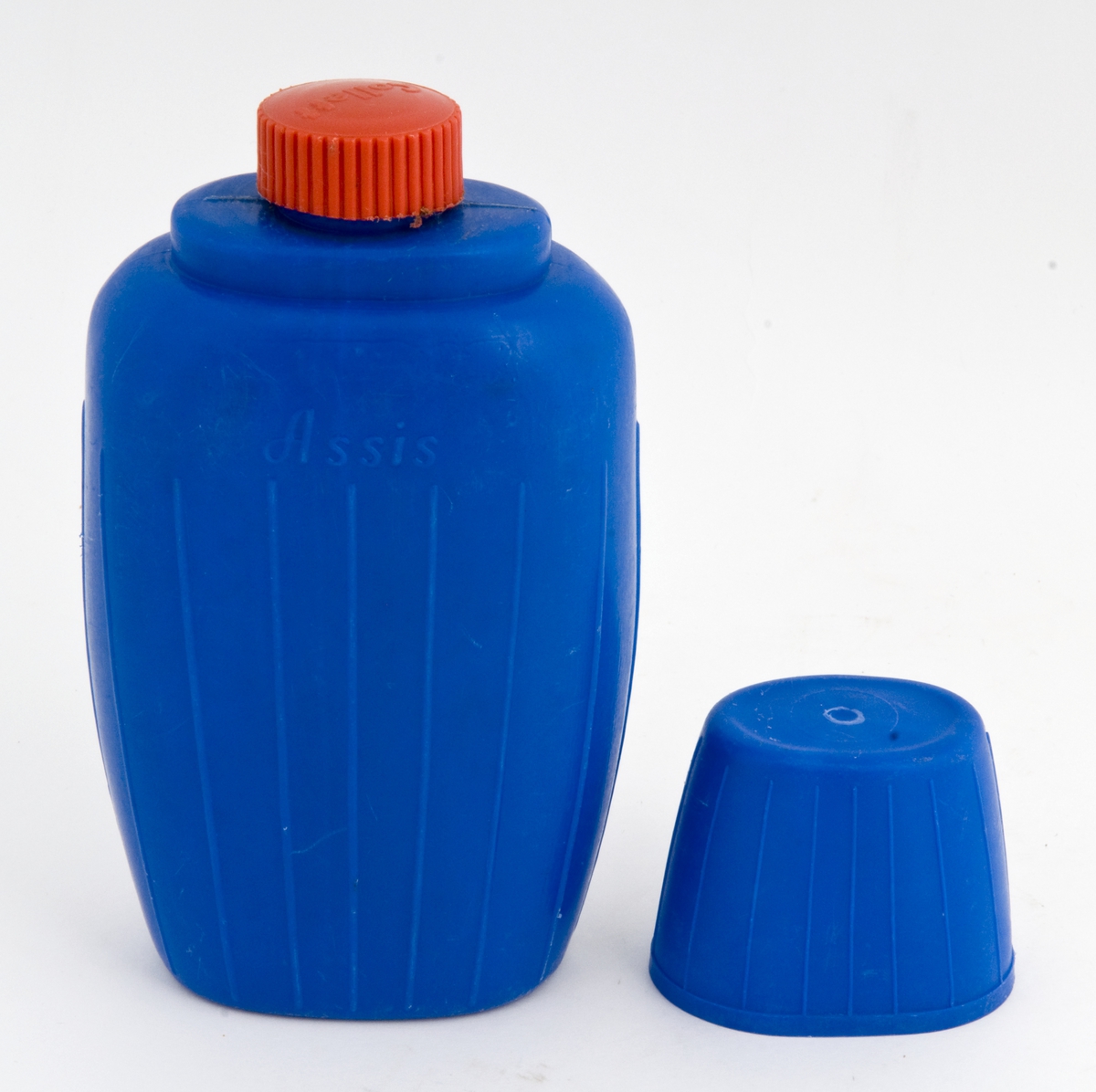 Blå drikkeflaske av plast med kopp og rød skrukork.