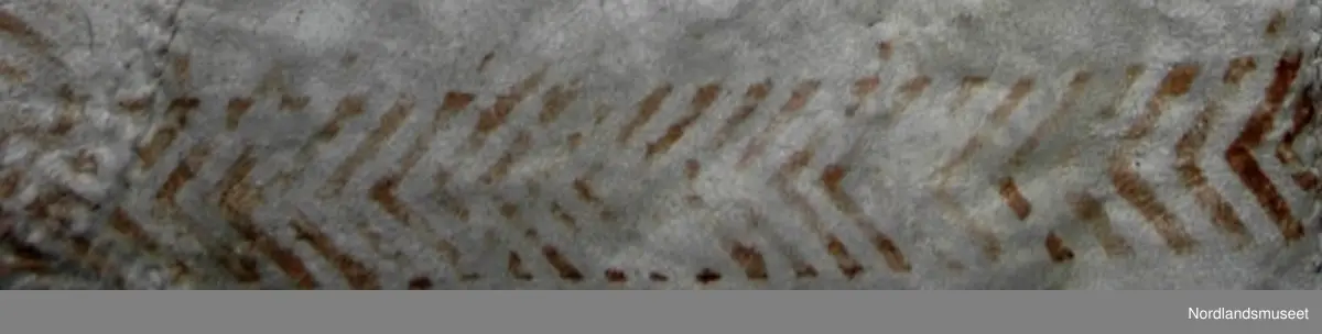 Skinnfellen er dekorert med ulike fellmønster. Kors, rosett, ulike border, hjerte, sløyfe m.m. 6 av fellmønstrene finnes i samlingen av fellstempel FA.G.00695 (Bilde 3-8 + se referanser). De tre mønstrene på bilde 9-11 har vi ikke fellstemplene til.
