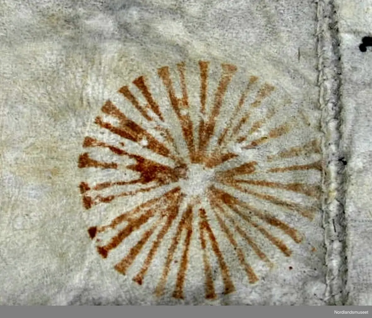 Skinnfellen er dekorert med ulike fellmønster. Kors, rosett, ulike border, hjerte, sløyfe m.m. 6 av fellmønstrene finnes i samlingen av fellstempel FA.G.00695 (Bilde 3-8 + se referanser). De tre mønstrene på bilde 9-11 har vi ikke fellstemplene til.