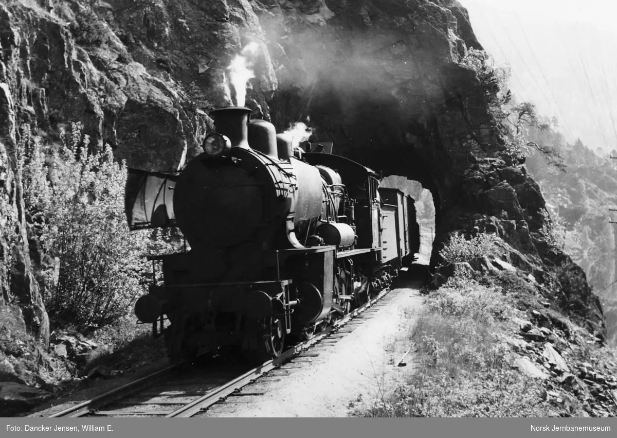 Damplokomotiv type 28b nr. 155 med godstog ved Løvik tunnel, Bromma