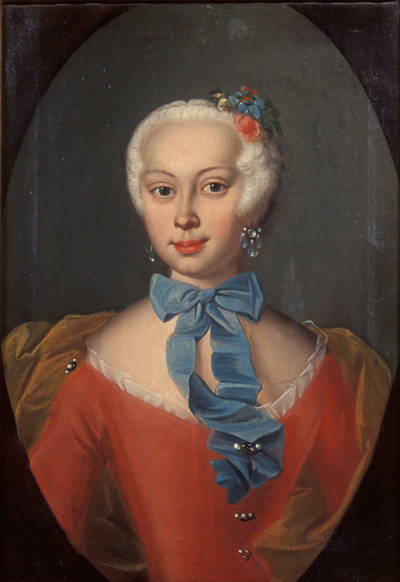 Brystportrett av kvinne med pudret hår, utringet rød kjole og blå rysje rundt halsen. Trolig Frederica Thaulow (1732-1801).