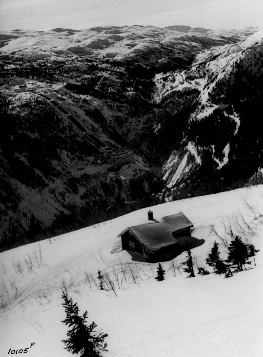 Vemork kraftstasjon på Rjukan nede i dalen. Hytte i forgrunnen