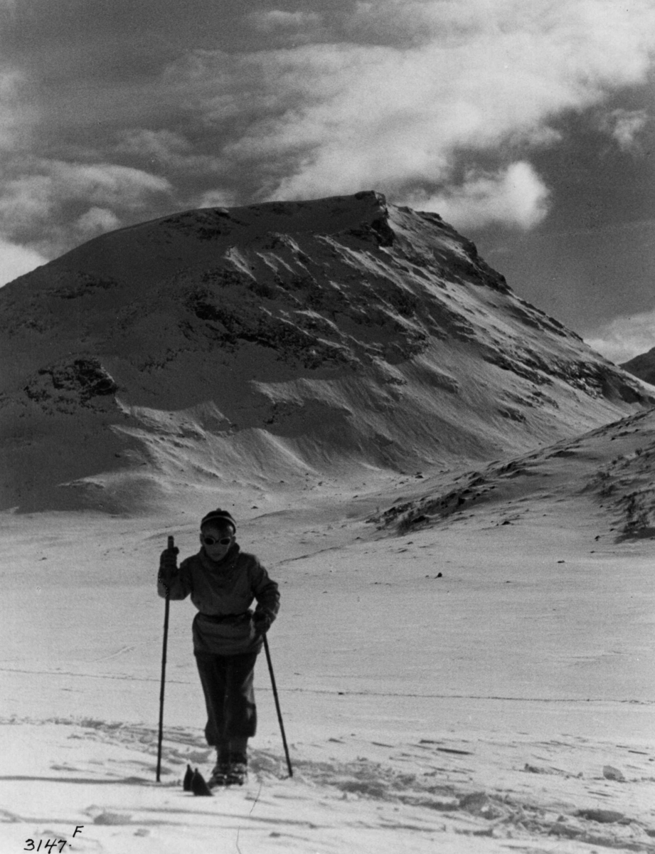 Skiløper ved Styggehø i Jotunheimen med snødekte fjell.