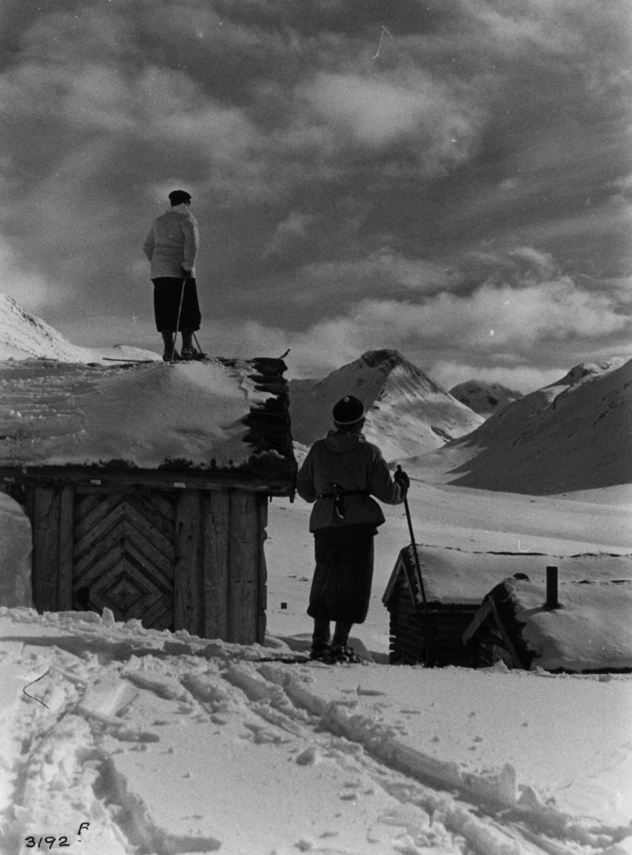 Skiløper ved Spiterstulen i Visdalen i Jotunheimen med snødekte fjell.