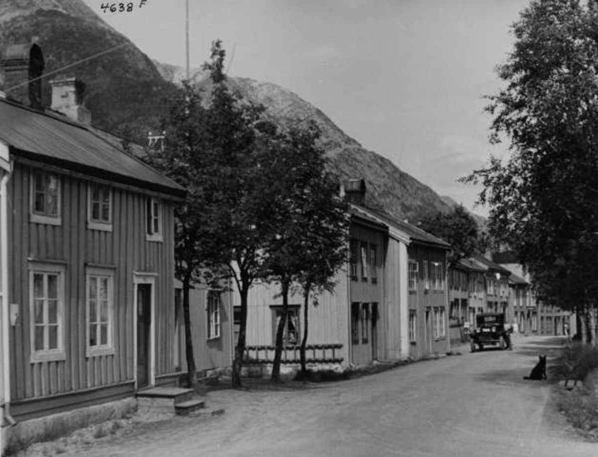 Sørenden av Sjøgata i Mosjøen. Huset helt til venstre i bildet er Sjøgata 51a.