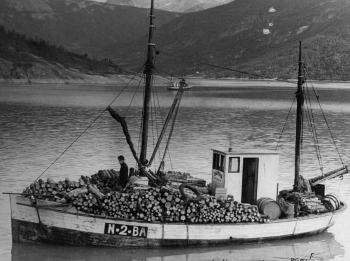 Vedtransport med båt, M/K « Barna», bygd i 1917. Tverrvika, Beiarn, Nordland, 1938.