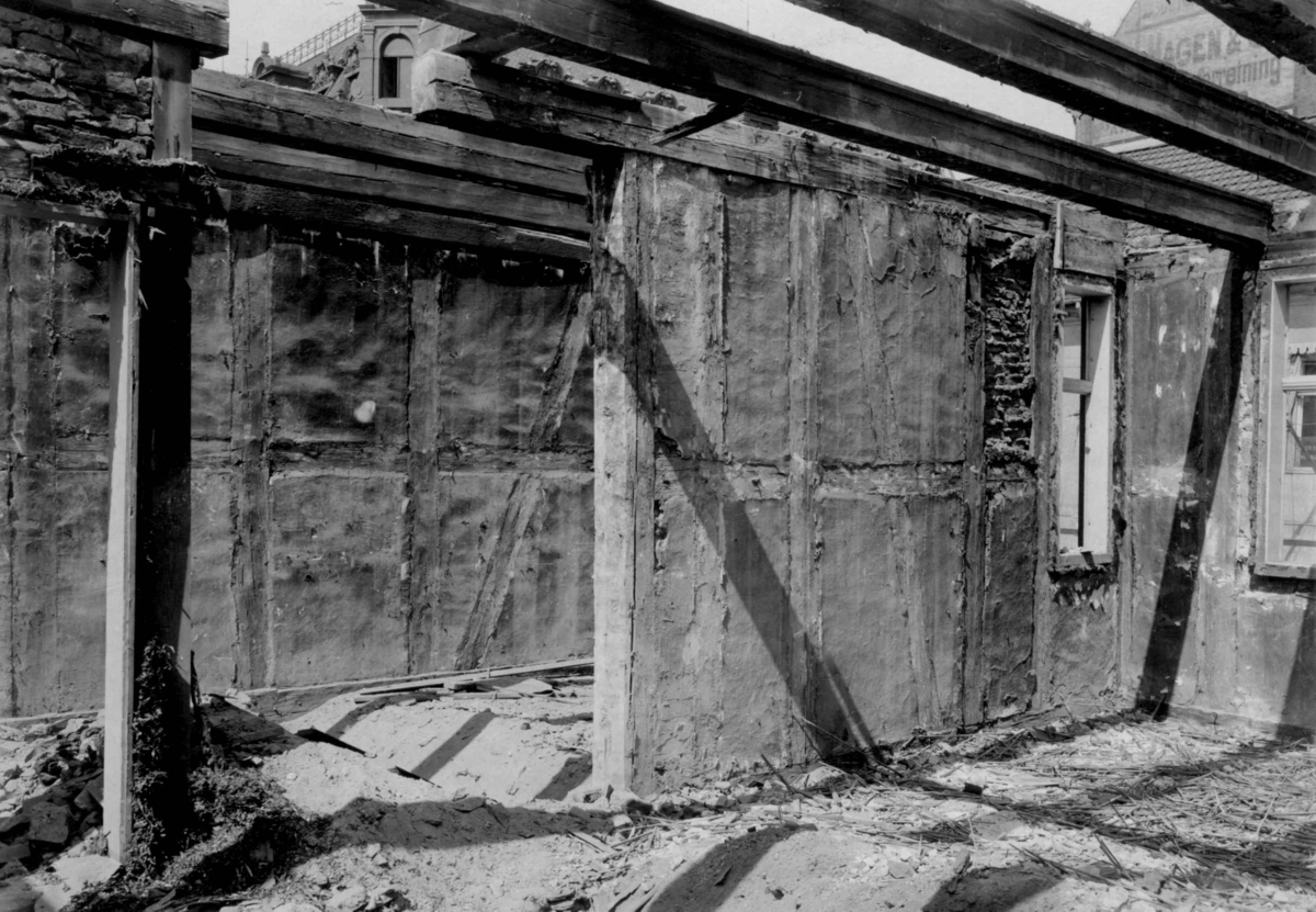 Tollbugata 14, Oslo. Hus under riving. Interiør. Nå på Norsk Folkemuseum. Håndtverkergården/Bokbindergården.