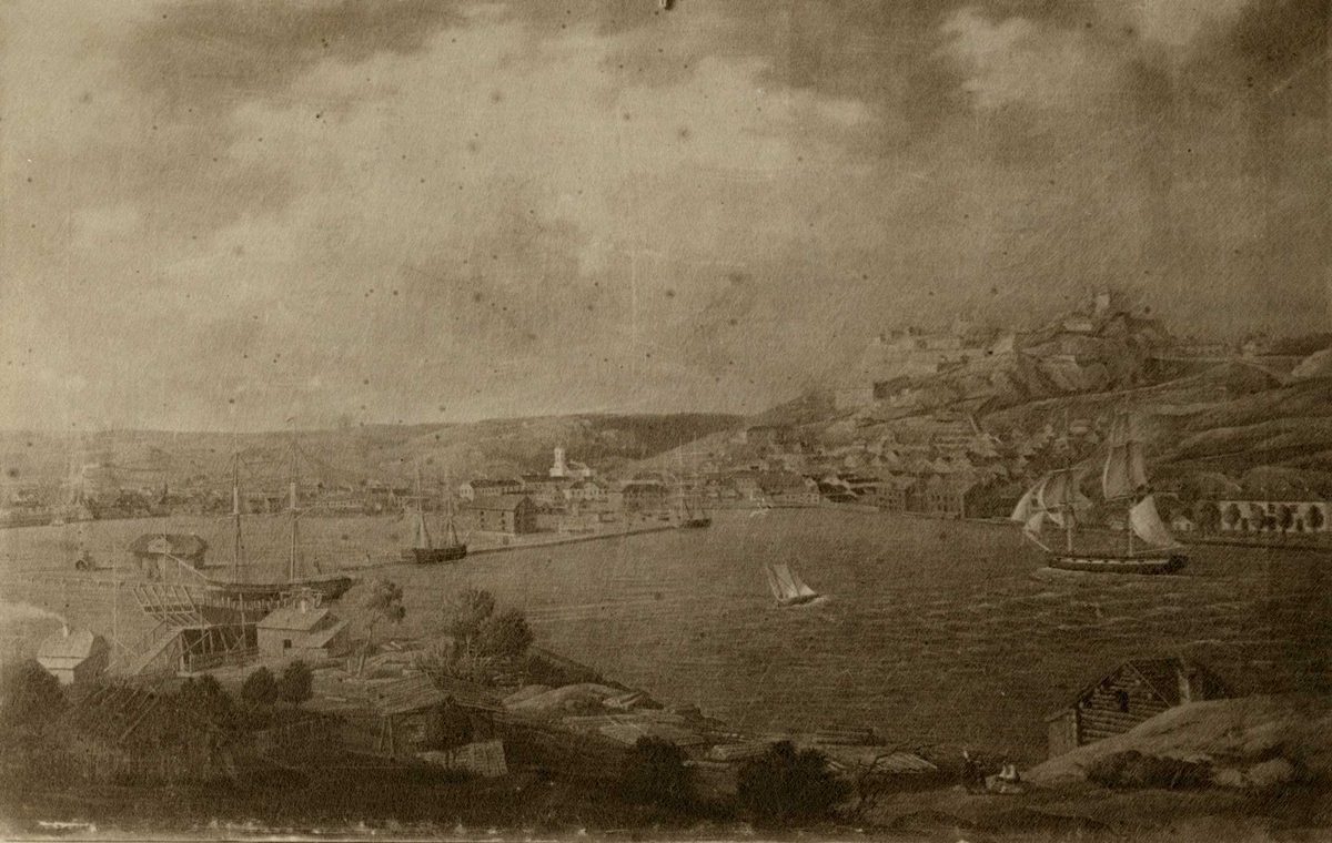 Halden, Østfold. Fotografi av maleri signert F. Gjøs 1843. I bakggrunnen byen og Fredriksten. I forgrunnen Sauøen med skibsbyggeri og hus. Den kulturhistoriske Udstilling i Kristiania  1901.