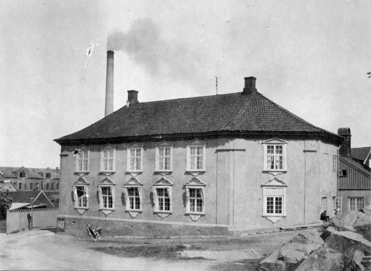 Konvensjonsgården i Moss i Østfold. Pipen i bakgrunnen tilhører Moss Cellulosefabrikk.