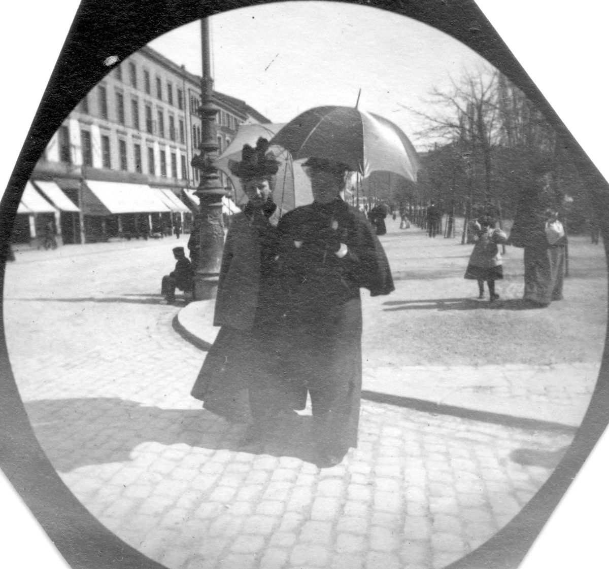 Frk. Ingeborg Willumsen og frk. Anna Ording krysser Karl Johans gate, Oslo..