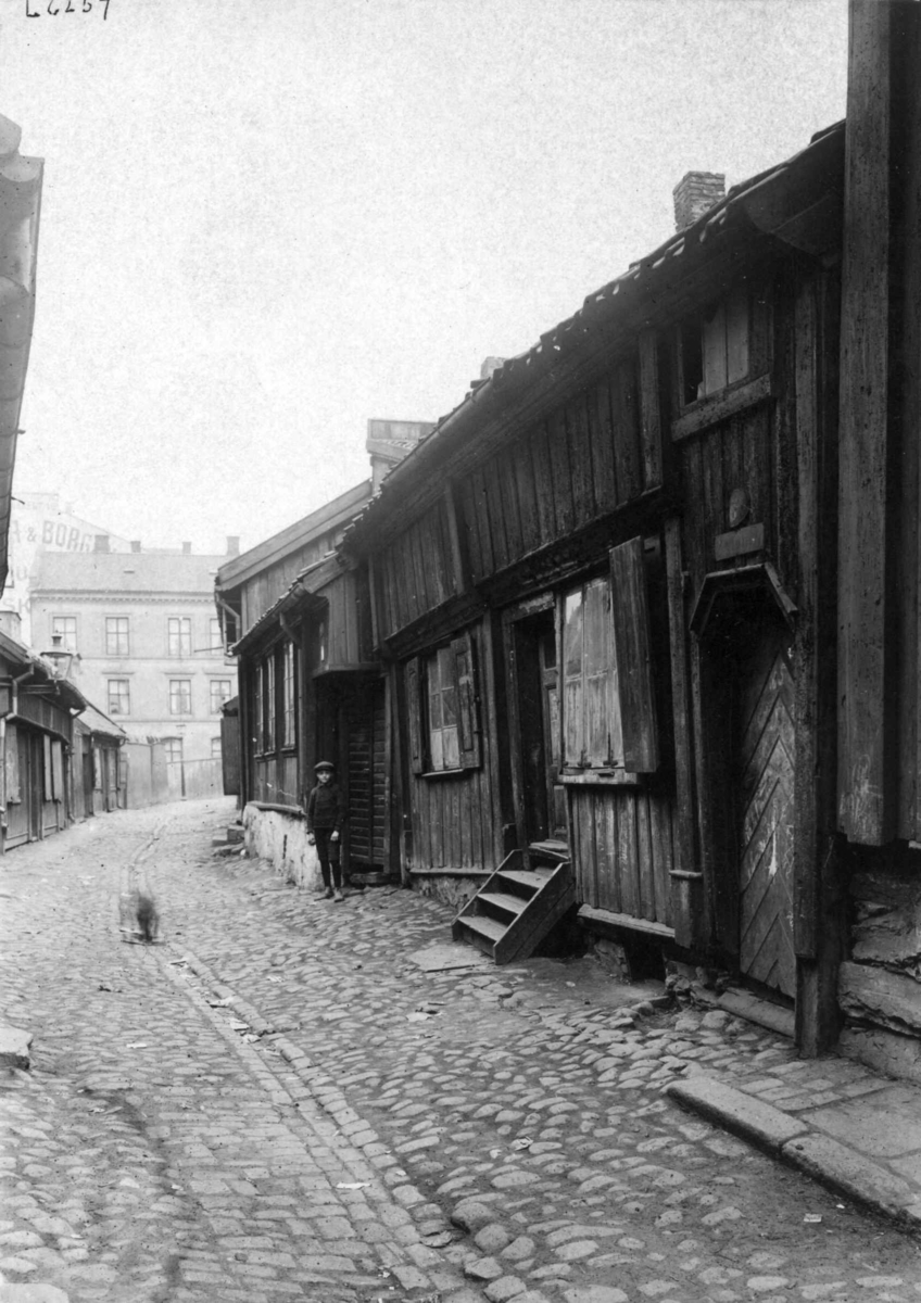 Lakkegata 2 og Smalgangen 5, Oslo Trehusbebyggelse, gutt står foran port.