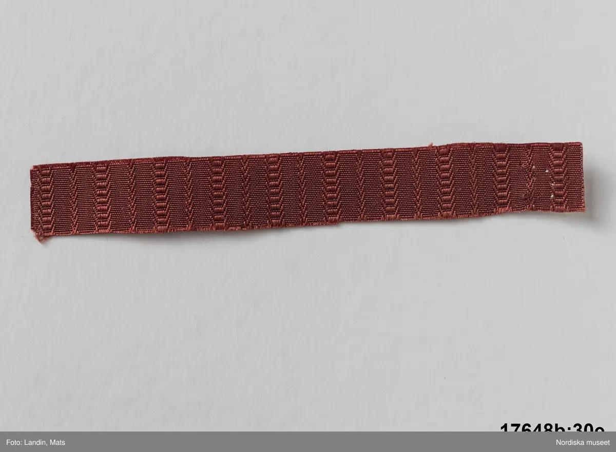 Beskrivning gällande NM.0017648B:30a-f:
" 'Faconerat Gros di tour', siden, Sverige, 6 prover. Siden i mönstrad varprips. Varpen flotterar i mönstret över flera inslag. Prov a har ändmarkering med 'IAM. 231 (J. A. Meurman) invänvt i kanten. prov b-c är halvsiden.
Papper fäst vid prov a med texten 'Faconerat Grod di tour de 2ne för sig skiel sitjande är 1/2 siden."
Katalogisering ur: Stavenow-Hidemark, E. 1700-tals textil : Anders Berchs samling i Nordiska museet. Stockholm : Nordiska museet, 1990. sid 172