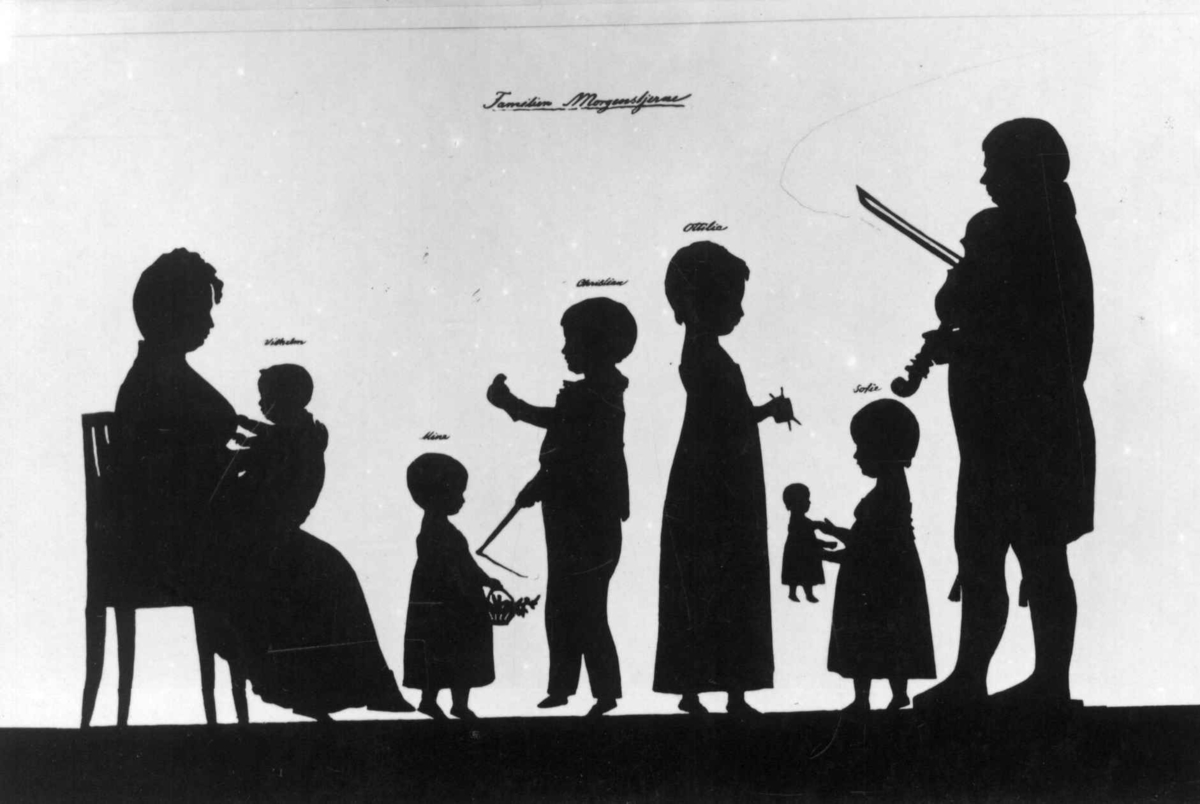 Avfotografert silhuett. De avbildede personene må være (fra høyre mot venstre): Regjeringsadvokat Bredo Henrik von Munthe af Morgenstierne (1774-1835), barna Sophie Elisabeth (1808-92), Christine Ottilia Pauline (1804-86), Christian Fredrik Jacob (1806-86), Helene Wilhelmine Johanne (17. mars 1810 - 1858) og Julie Augusta Georgine (12. oktober 1812 - 1885) samt hustruen Cathrine Elisabeth f. Friis (1781-1840). Silhuettgruppen er klippet av Franz Liborius Schmitz (ca. 1762-1827).