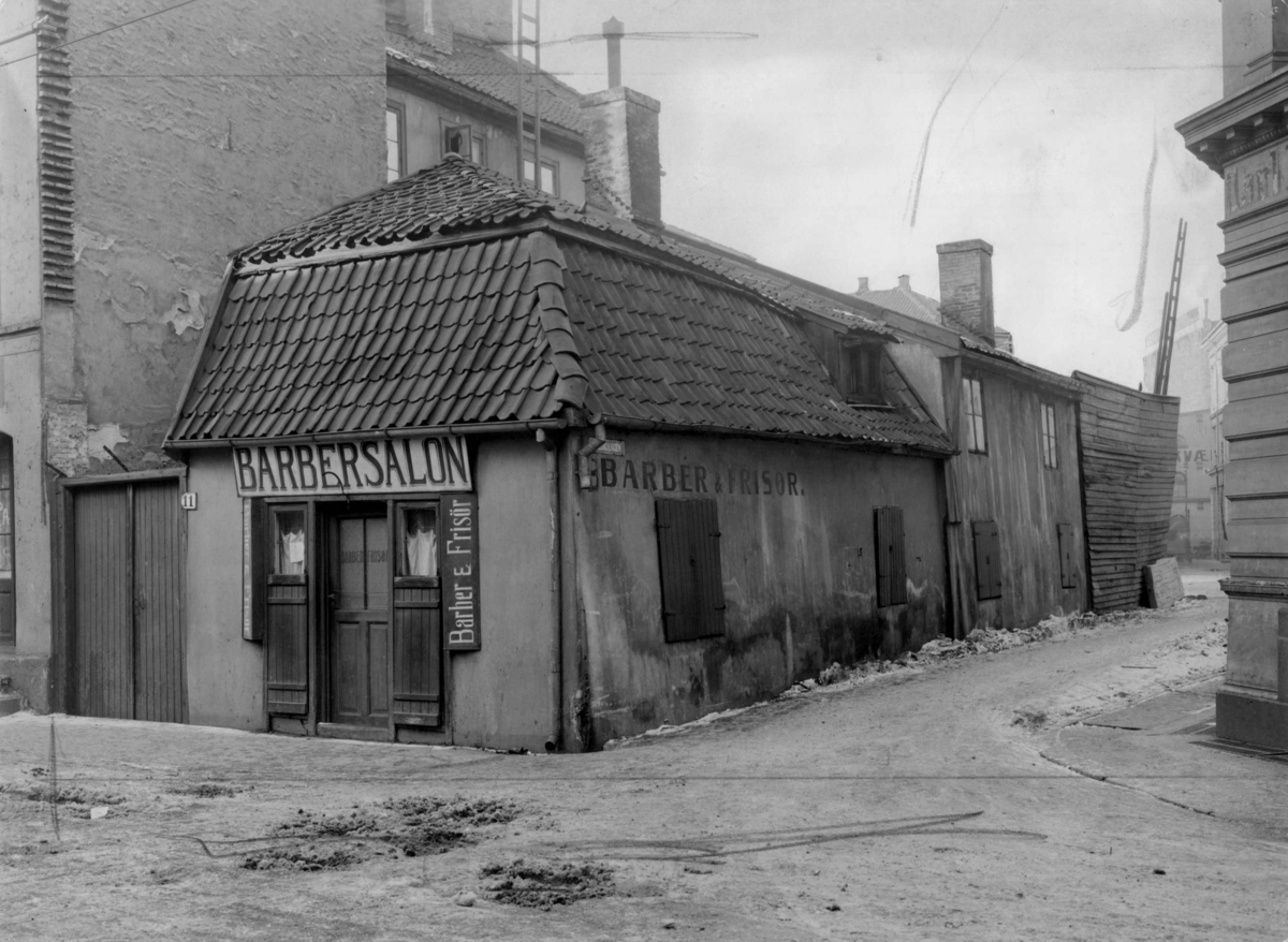 Vognmannsgata 11, Vaterland, Oslo. Lite hus på hjørne med barbersalon.