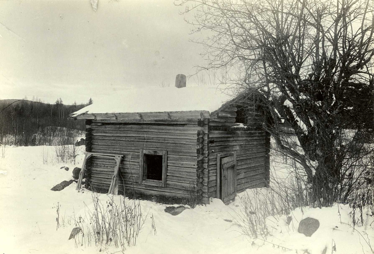 Nordre Fløtberget, Vinger, Kongsvinger, Hedmark. Vinterbilde av stue. Nå på Norsk Folkemuseum.