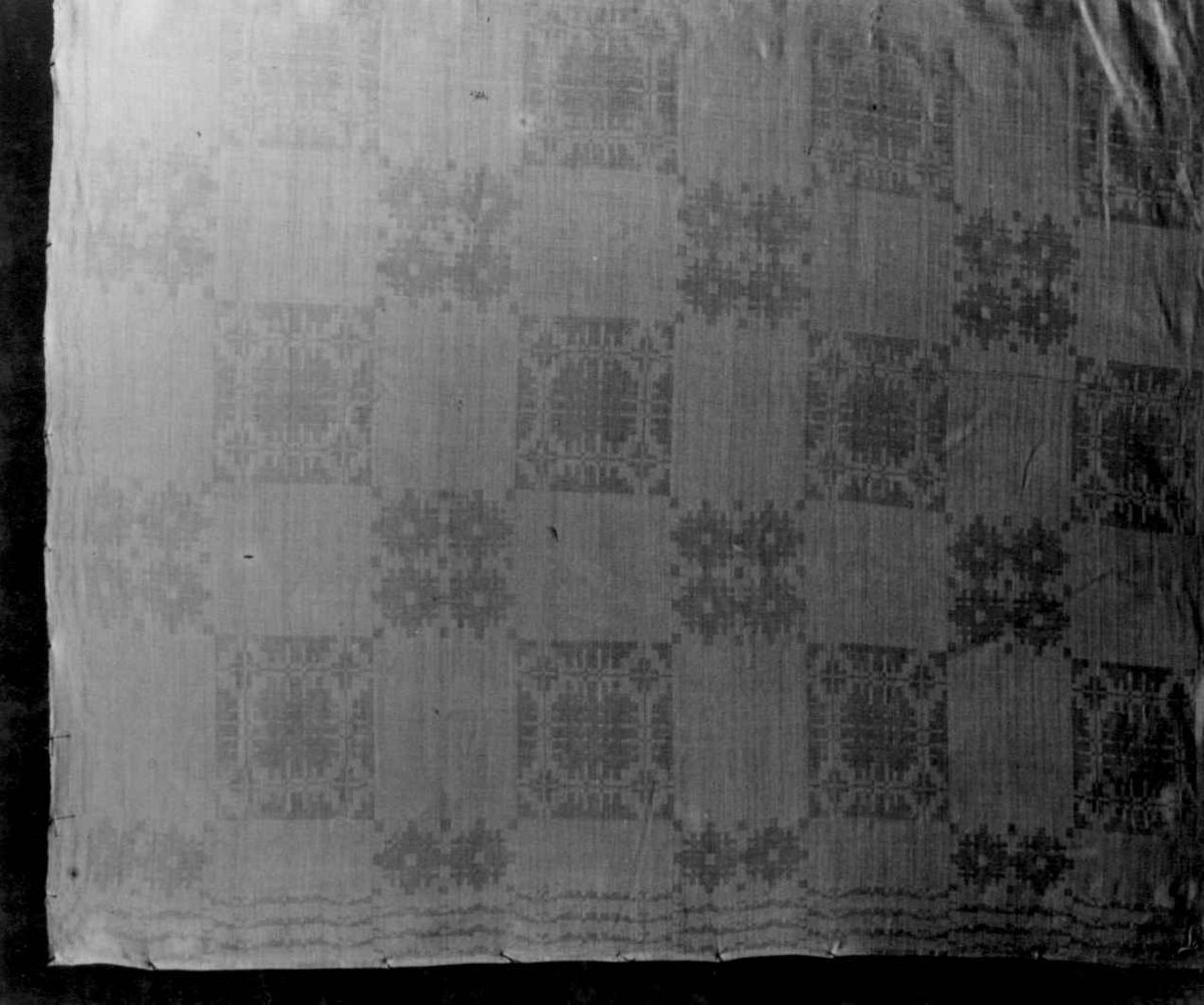 Hvit serviett i dreiel med geometrisk mønster. Fra slutten av 1700-tallet.