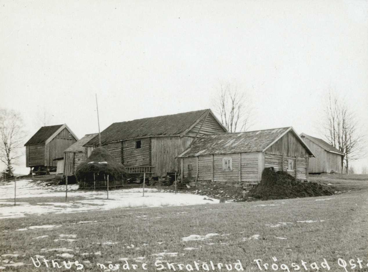 Nordre Skratalrud, Trøgstad, Østfold. Uthus sett fra jorde.