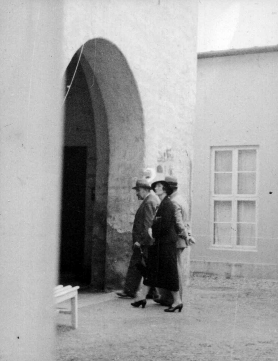 Kronprinsparet besøker Norsk Folkemuseum i 1935.
Her ved Bergensporten, bygning nr.301, sammen med direktør Hans Aall.