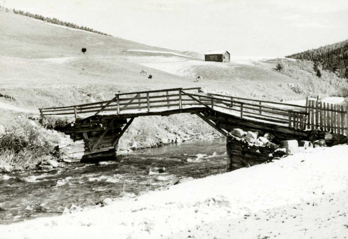Brettingsvollen, Sollia, Stor-Elvdal, Hedmark. Elv med bru. Den nedre brua.