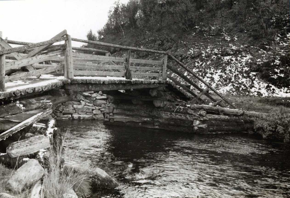Brettingsvollen, Sollia, Stor-Elvdal, Hedmark. Elv med bru. Den nedre brua.