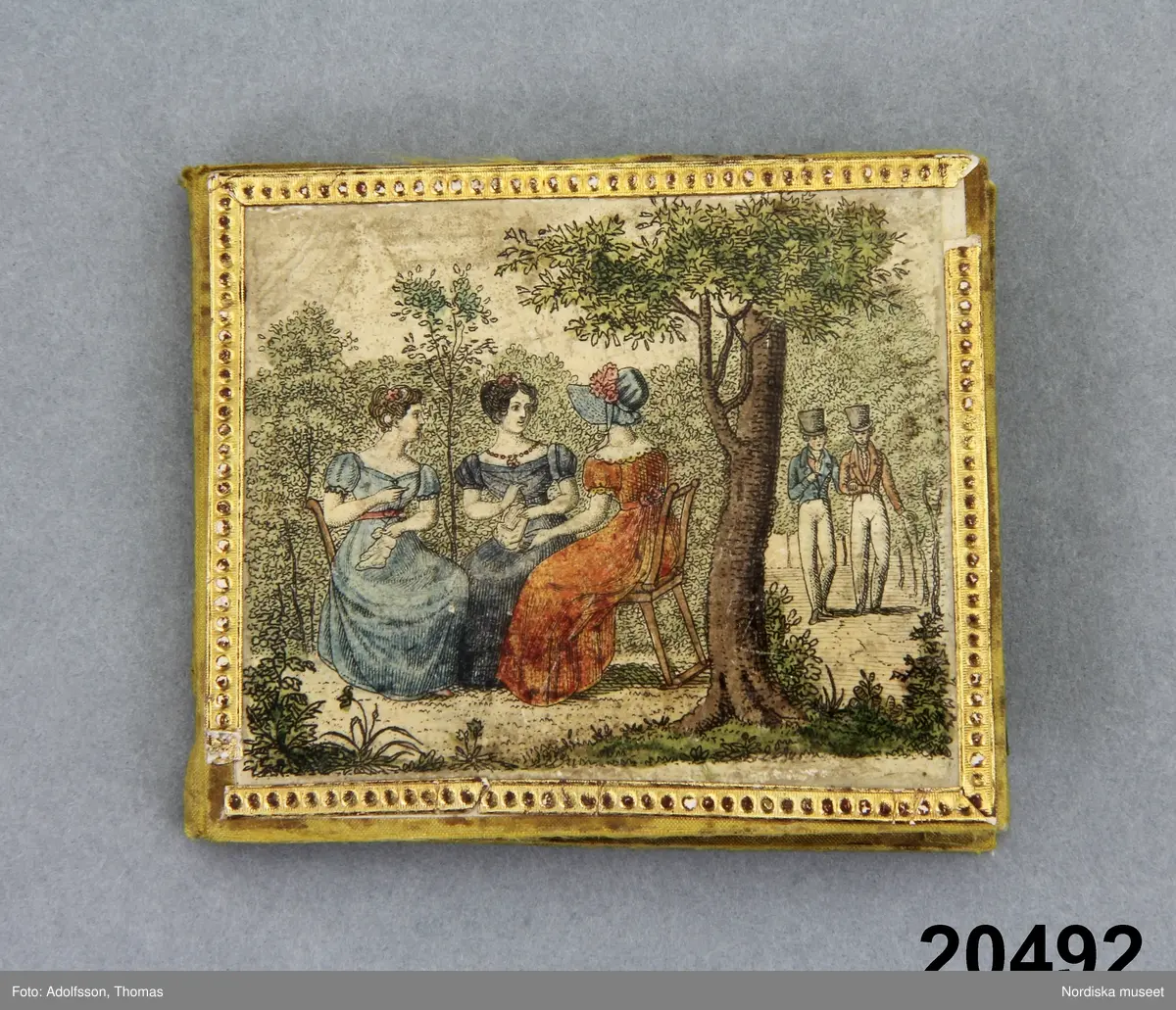 3 kvinnor som handarbetar i en utomhusscen, 2 modeklädda män. 1825-30 års modedräkt
3 unga  kvinnor i  möte med en äldre kvinna med käpp. omkr. 1825-30 års modedräkt
Antik yngling med lyra
Amor med pilbåge
Militäruppställning