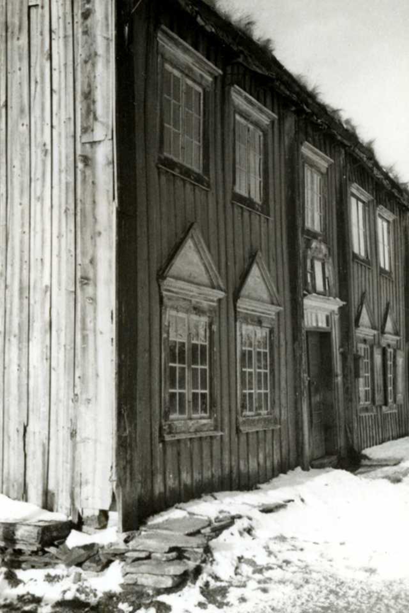 Odden, Narjordet, Os, Nord-Østerdal, Hedmark 1937. Hovedbygningen med inngangsdør, sett fra siden.