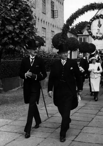 Åpning etter nymontering den 27.juni 1938. Kong Haakon VII og Professor Worm-Müller i forgrunnen.