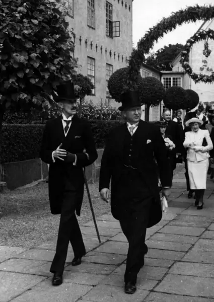 Åpning etter nymontering den 27.juni 1938. Kong Haakon VII og Professor Worm-Müller i forgrunnen.