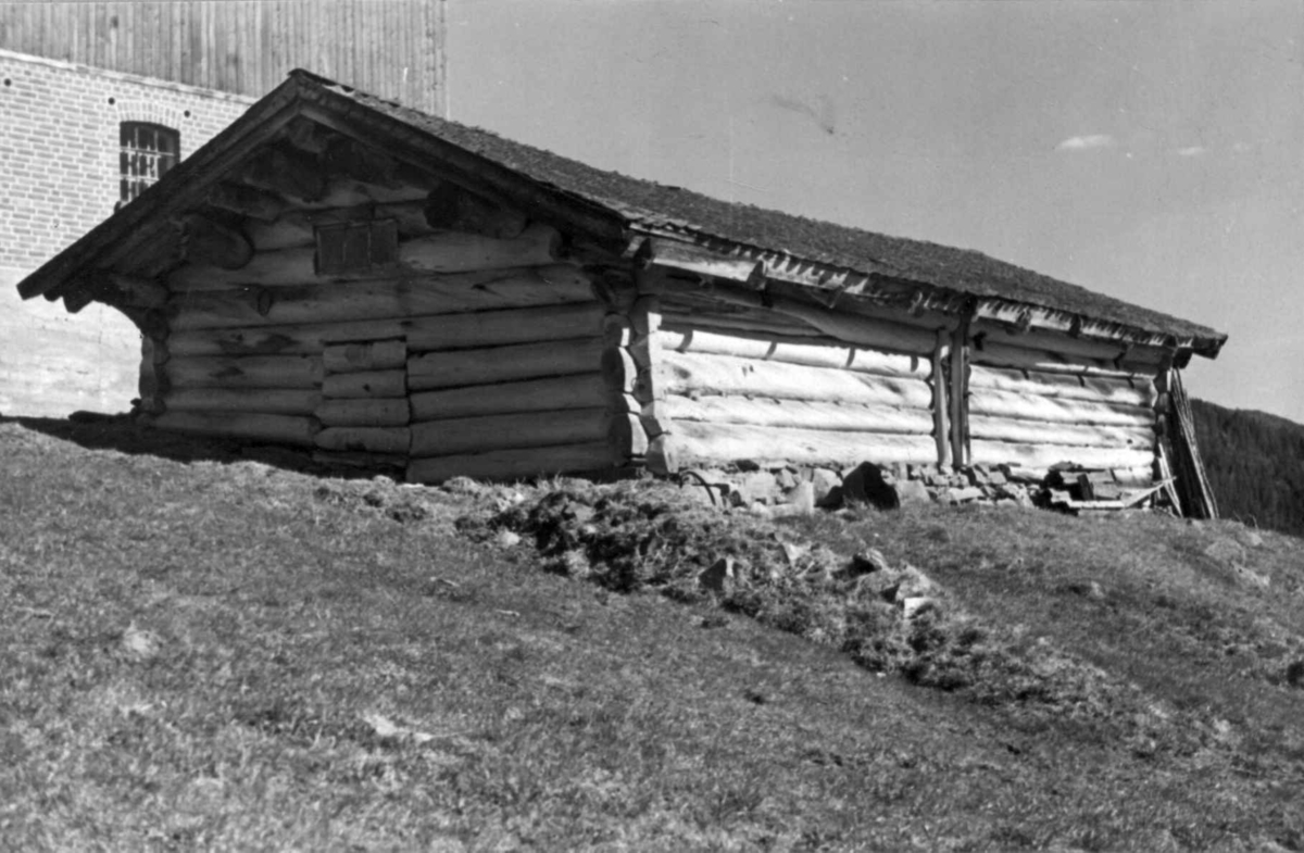 Detaljer av bygning i 
Tinn. Fjøs fra Jørisdal i Hovin, før flytting til Norsk Folkemuseum.