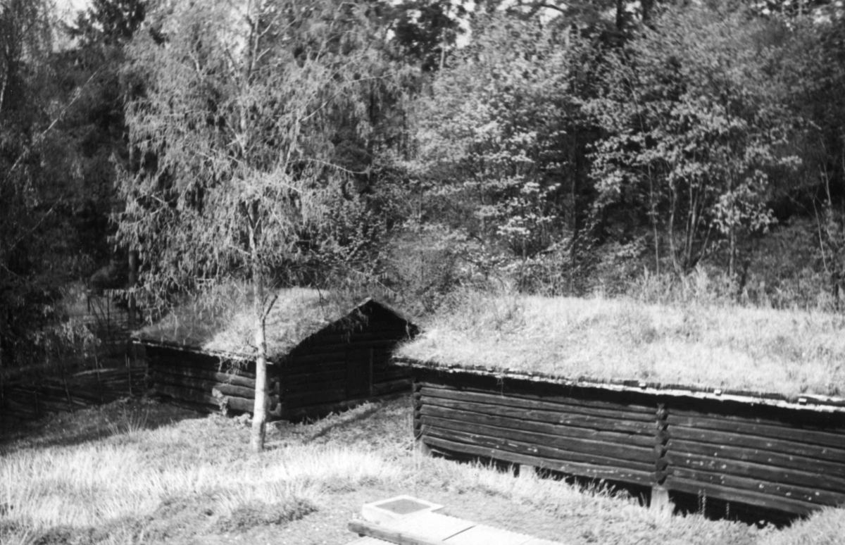 Geitefjøs fra Kleppdalssetra eller Tjønnsetra i Nordfron, og kufjøs fra Loftsgård i Sel. Fotografert på "Gudbrandsdalssetra" på Norsk folkemuseum, 1942.